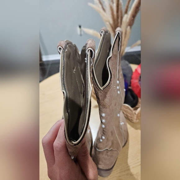 PIERRE DUMAS Faux Suede Tall Heeled Cowboy Boots. Taupe Brown/pearl Accents. 7.5 - Picture 9 of 16